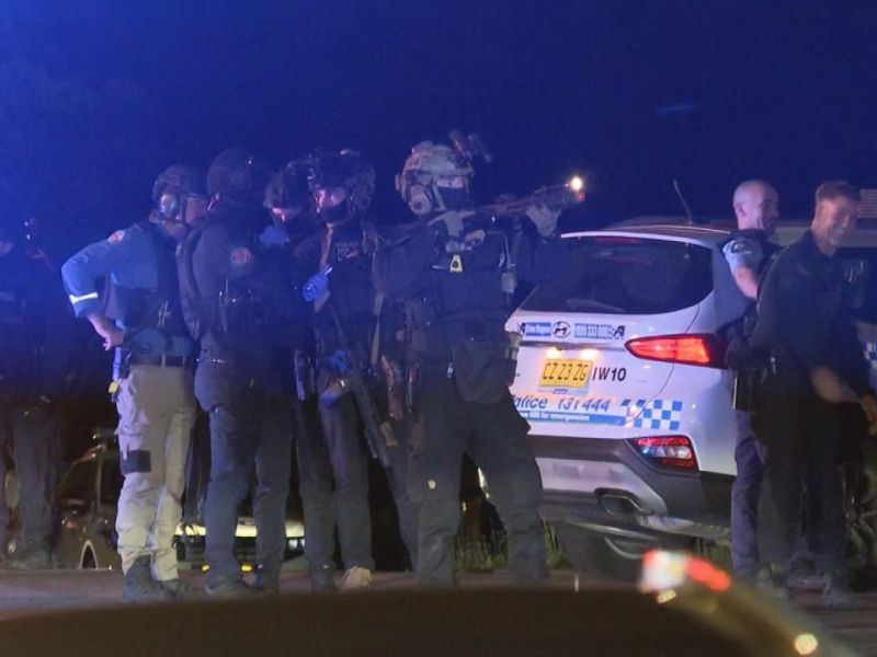 Groza v Avstraliji: 60-letnik sredi ceste streljal na vse, tudi na policijo