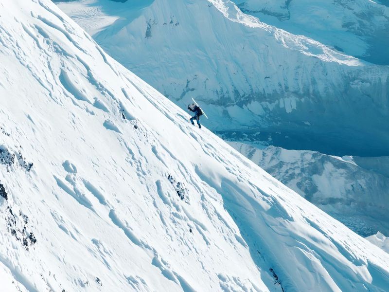 Po snežni nevihti na Mount Everestu 200 ljudi še vedno pogrešanih