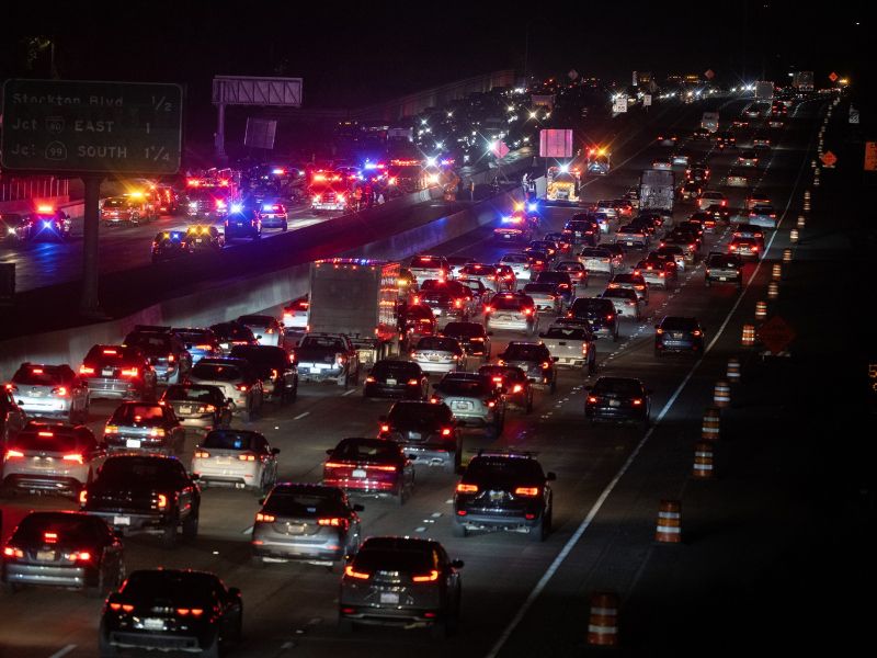 Reševalni helikopter strmoglavil na avtocesto v Kaliforniji, trije v kritičnem stanju