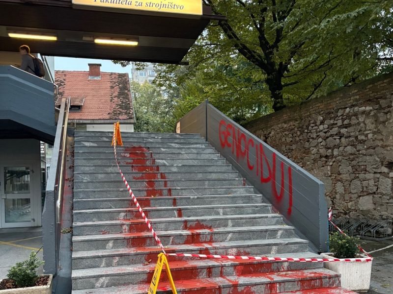 Na vhod Fakultete za strojništvo z rdečo barvo napisali &quot;Stop genocidu&quot;