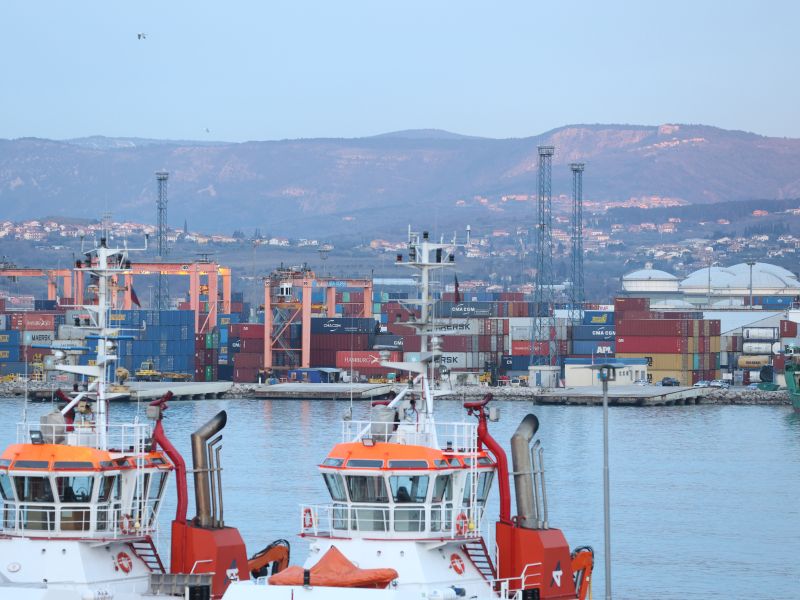 Zaradi poglabljanja kanala v Ankaranu kmetom na njive vdira slana voda, grozijo z zaprtjem dovozov v Luko Koper