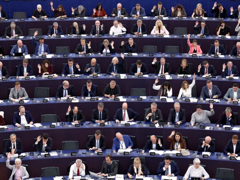 Nezaupnica Von der Leyen ni bila izglasovana: Kako so glasovali Slovenci?