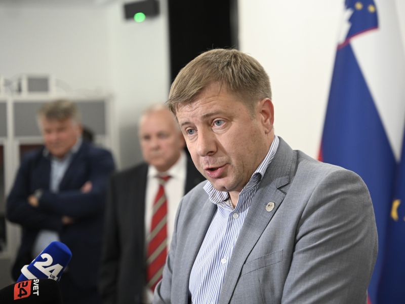 Božičnica še naprej razburja, delodajalci protestno zapustili sejo