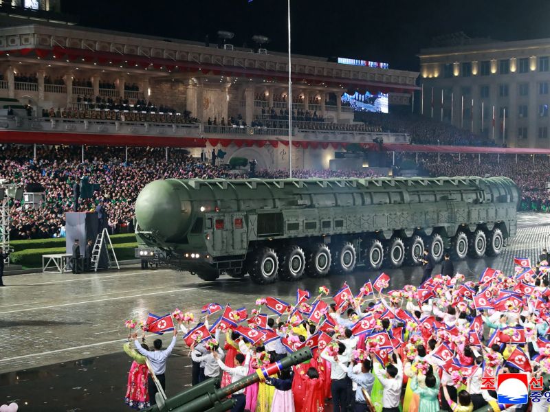 Kim Jong Un razkazal najnovejšo medcelinsko balistično raketo