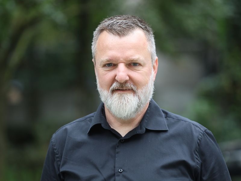 Ministrski viharji: Ostrc pod drobnogledom