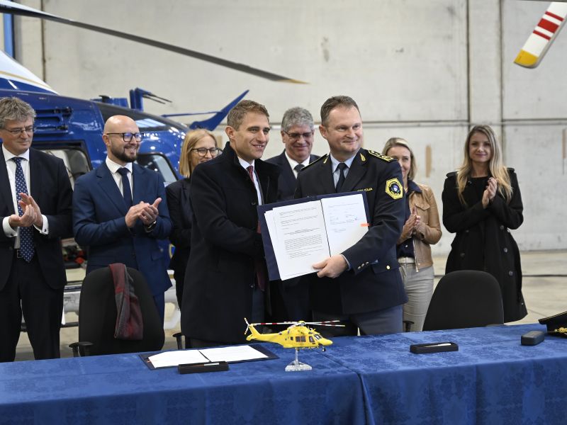 Policija podpisala pogodbo za nakup Leonardovih helikopterjev za nujno medicinsko pomoč