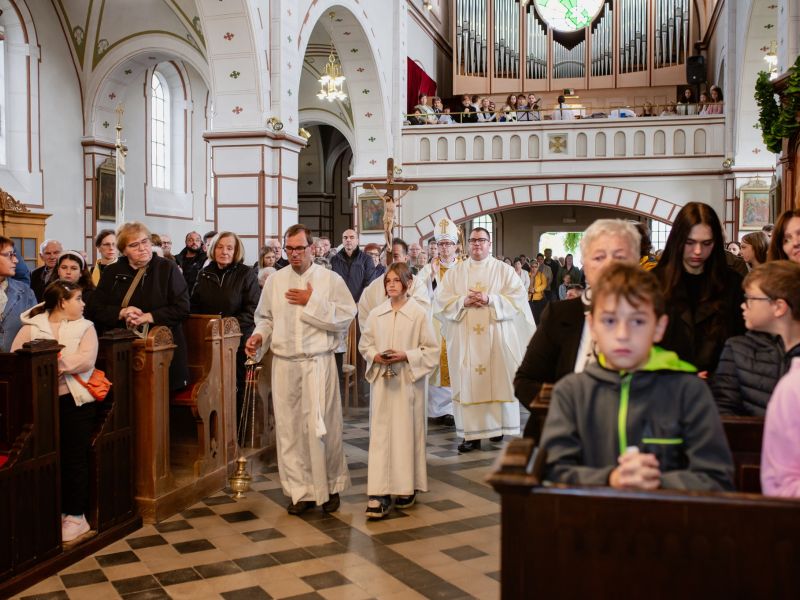 Katoliška cerkev za zdaj ne bo omogočila ženskam opravljanja diakonske službe