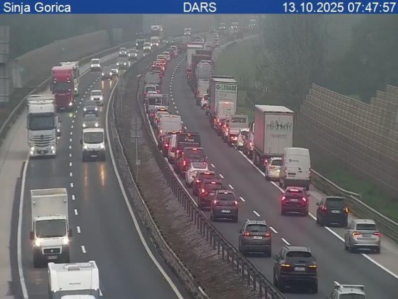 Dolge kolone na primorski in štajerski avtocesti proti Ljubljani