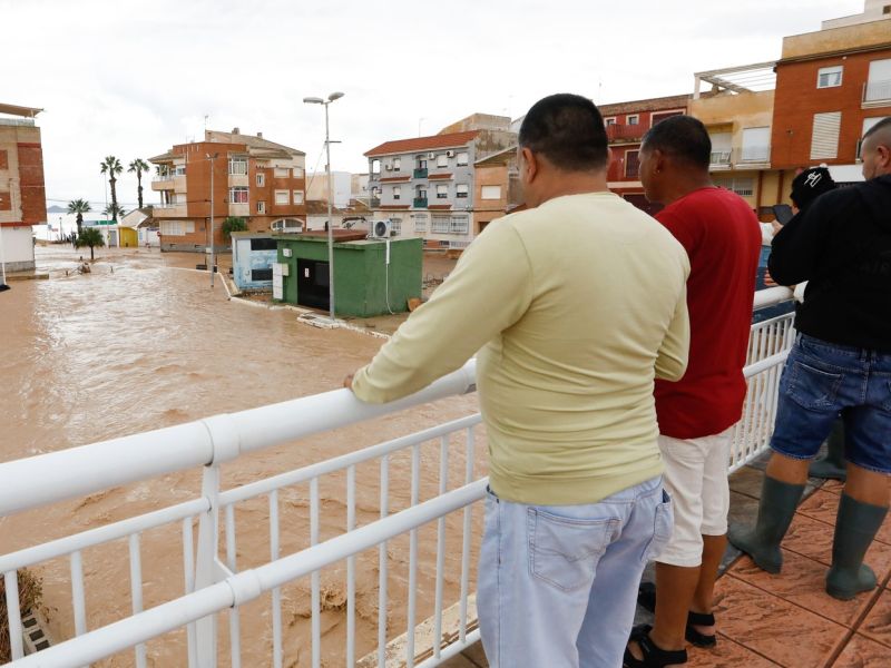 Katalonijo prizadele poplave, prebivalci ujeti v stavbah in vozilih