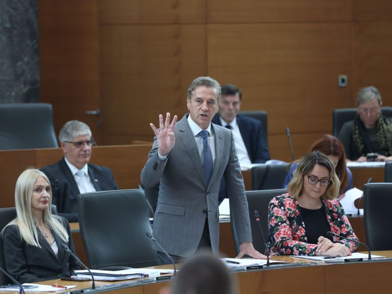 Golob po smrti napadenega Novomeščana sklical krizni sestanek