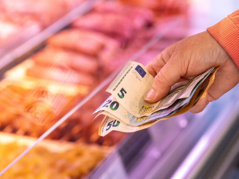 V 10 letih hrana in pijače dražje za polovico. Kje so največje spremembe?