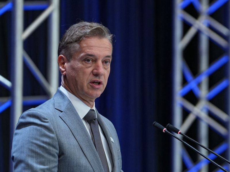 Golob bo skušal pomiriti zaradi božičnice vznemirjene delodajalce