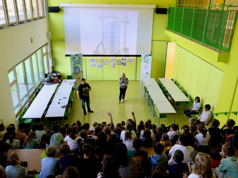 Pižama in inženirji navdušili otroke z inženirskimi pustolovščinami po šolah