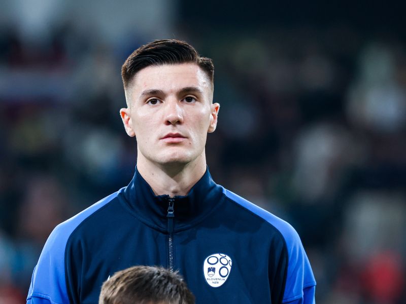 Šeško se je vrnil v Manchester, takole so ga ujeli, med navijači završalo