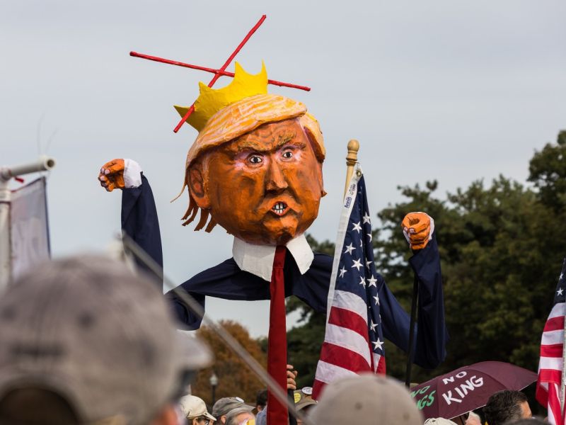 Protesti 'Brez kraljev' proti Trumpu potekali po ZDA, udeležile se jih je množica ljudi.