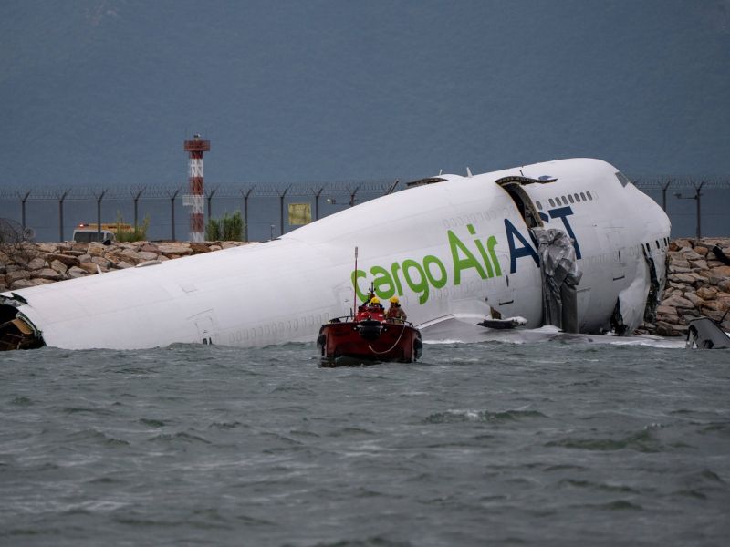 Letalo po pristanku trčilo v vozilo in zdrsnilo v morje (foto)