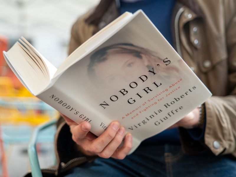 Knjiga spominov pokojne Epsteinove žrtve Virginie Giuffre postala uspešnica v Veliki Britaniji