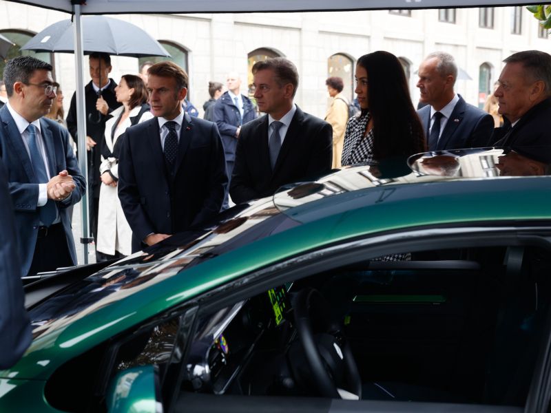 Macron na ogled električnih Renaultov v družbi Goloba, Tine in Jankovića