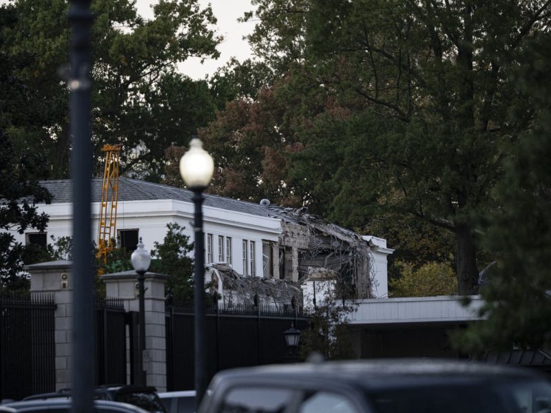 Trump začel rušiti vzhodno krilo Bele hiše (foto)