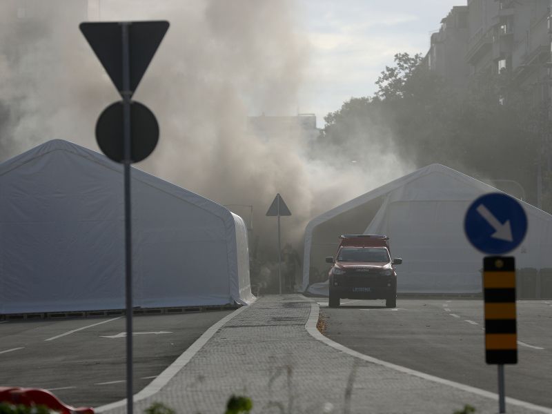 Požar pred srbskim parlamentom: Streli in nato eksplozija