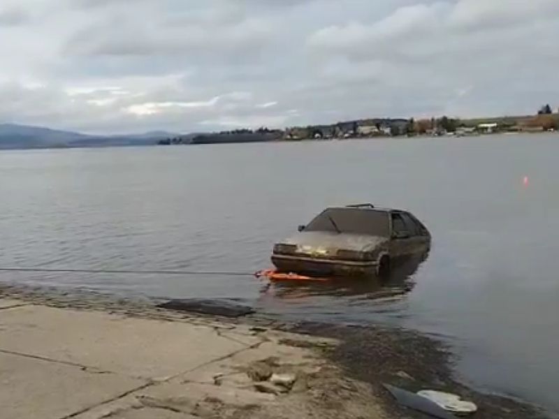 Po 10 letih v jezeru našli avto s posmrtnimi ostanki pogrešanih prijateljev