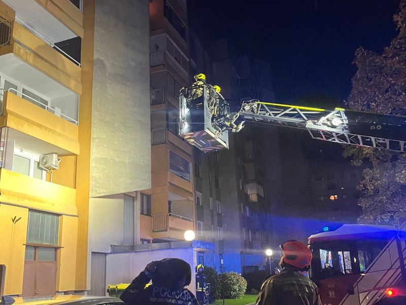 Iz gorečega stanovanja v Mariboru rešili žensko