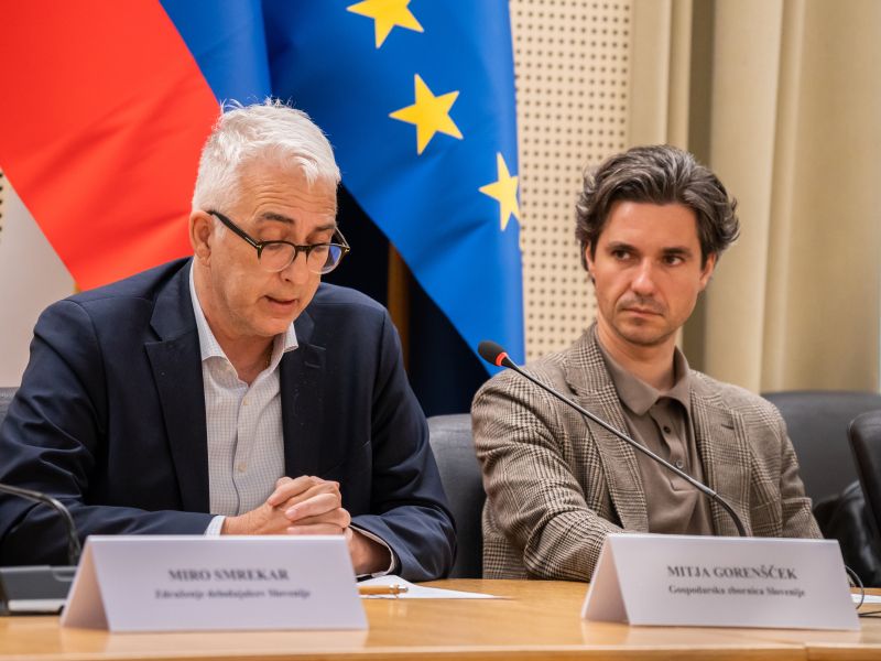 Obvezna božičnica: spopad interesov med delodajalci in sindikati.