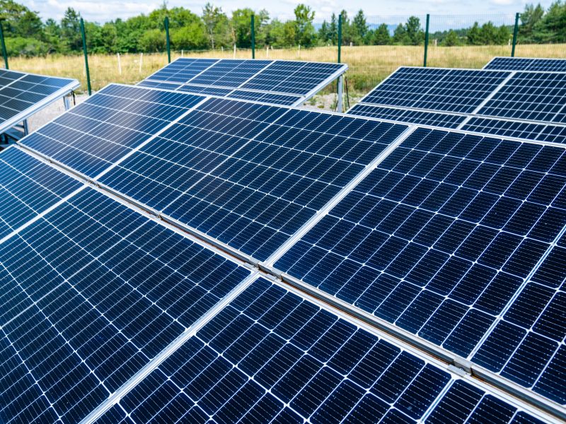 Borzen povečal subvencije za sončne elektrarne. Kako do njih?