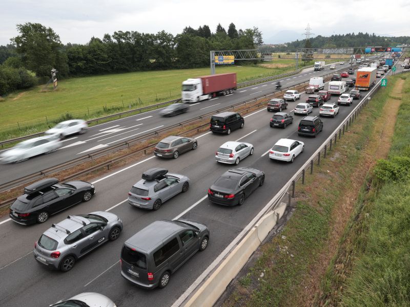 Zaprta prehitevalni pas na dolenjski avtocesti proti Ljubljani zaradi prometne nesreče