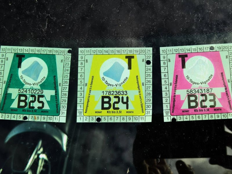 Avstrija viša cene in dokončno prehaja na digitalne vinjete