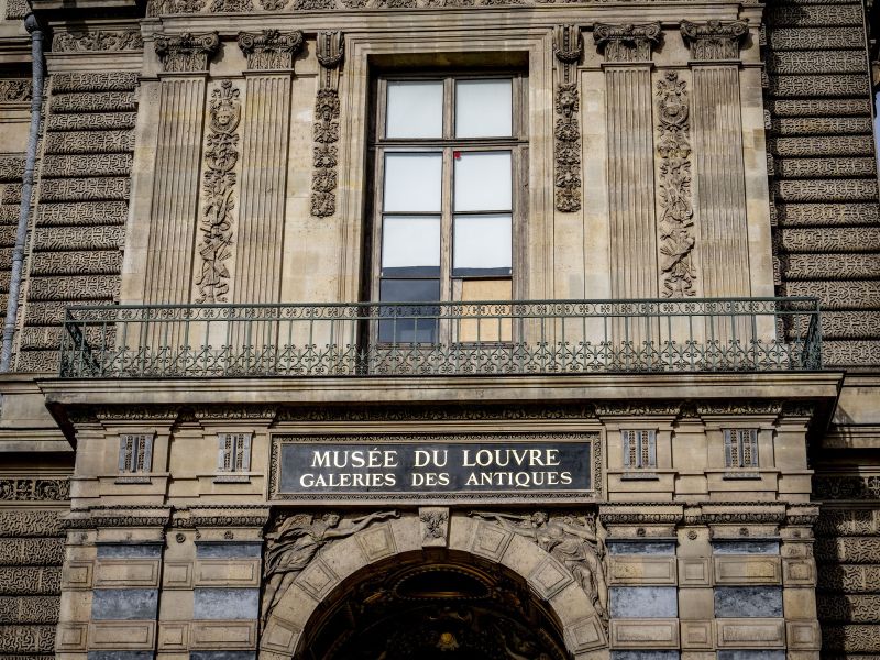 Roparja draguljev iz Louvra aretirali pred pobegom v tujino