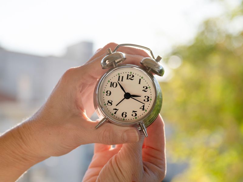 Zakaj smo po premiku ure utrujeni in kako pomagati telesu?