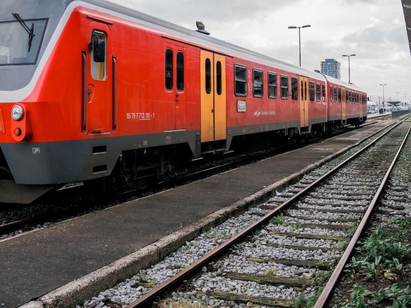 Vlak trčil v 43-letnico, ki je umrla na kraju nesreče