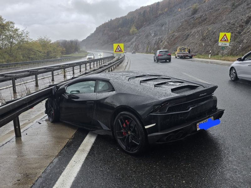Na avtocesti razbita dva lamborghinija, voznika le z globo