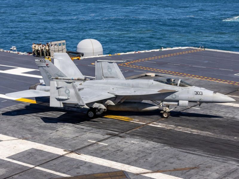 Kaos v 30 minutah: V morje strmoglavila ameriški helikopter in lovec