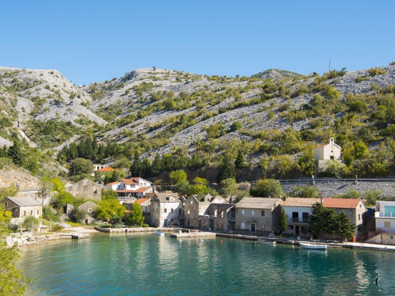 Avstrijski milijarder razburil prebivalce dalmatinskega kraja