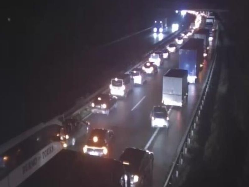 Zaprta Primorska avtocesta med Uncem in počivališčem Lom zaradi prometne nesreče