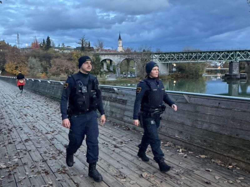 V Novem mestu številne policijske enote, koordinacijo prevzeli v GPU