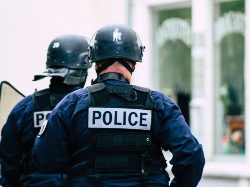 Policista osumljena, da sta posilila pripornico