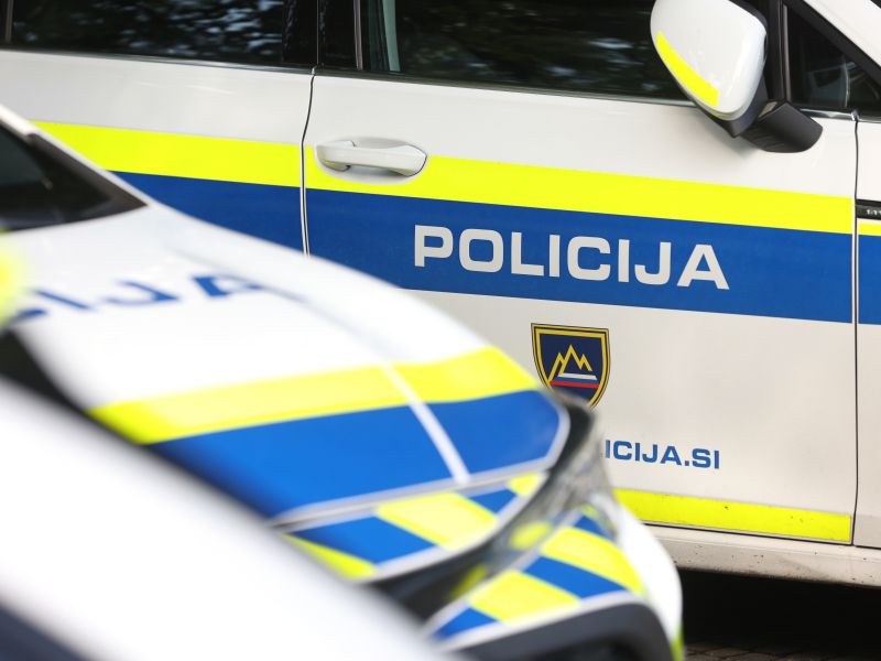 V Struževem avtobus z otroki trčil v viličarja, nihče ni bil poškodovan