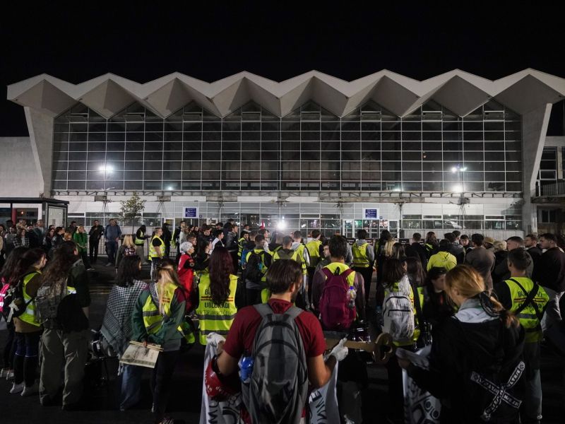 Obletnica tragedije v Novem Sadu: Študenti že polagajo rože