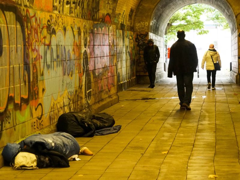 Država z največ brezdomcev v Evropi, več kot pol milijona ljudi brez doma