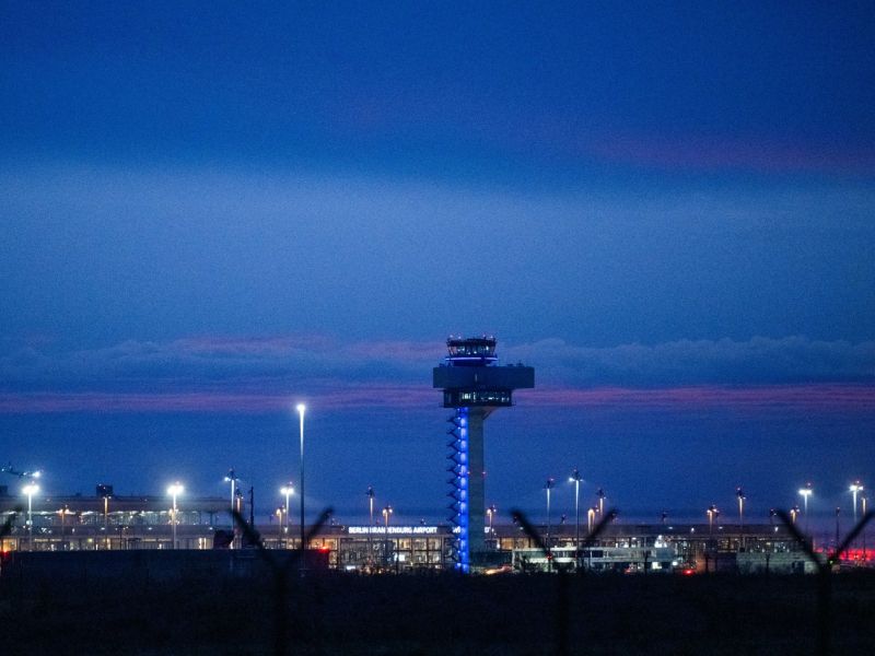 Droni za dve uri ustavili letala v Berlinu