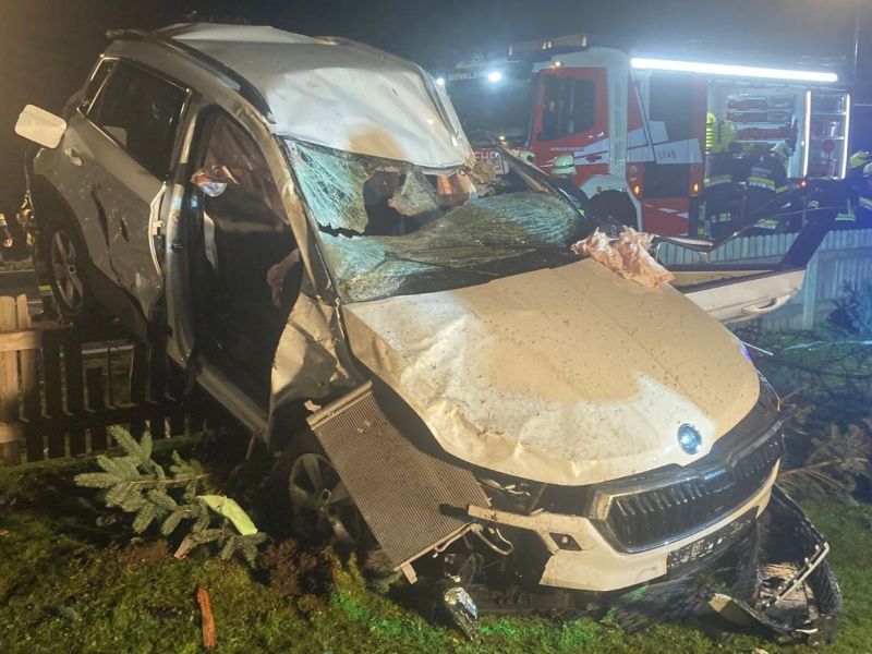 Avto pristal na ograji pred hišo, stanovalec poklical na pomoč