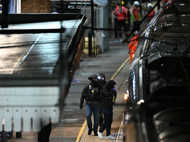 Na vlaku z nožem zabodel vsaj deset potnikov. Ljudje so okrvavljeni bežali