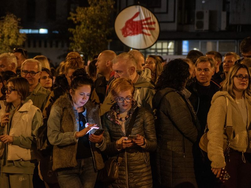 Kaos v Beogradu ob začetku gladovne stavke matere žrtve iz Novega Sada