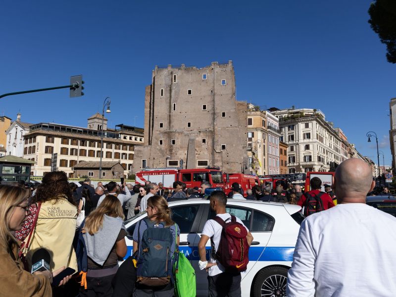 V zrušenju srednjeveškega stolpa pri rimskem koloseju več poškodovanih