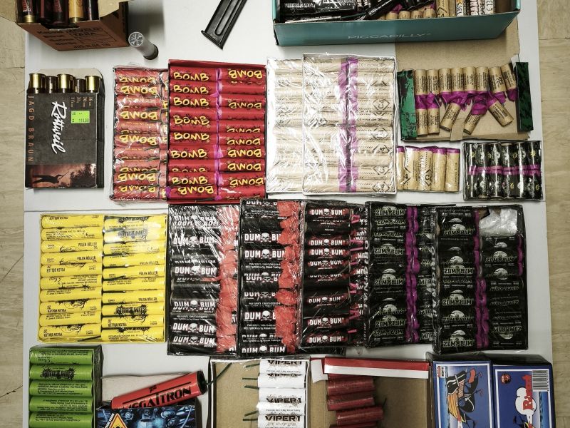 V Postojni otrok prijavil moškega, ki je s pištolo streljal na balkonu