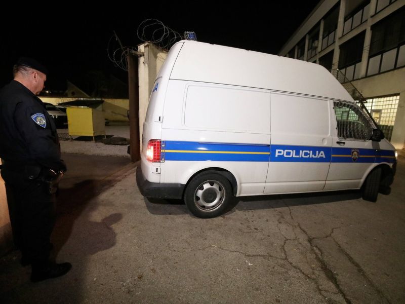 Incident v Splitu na dogodku Srbov: Vdor skupine moških v črnem