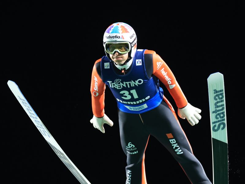 Slovenec drži v krempljih skakalno legendo. Kako se bo odločil?